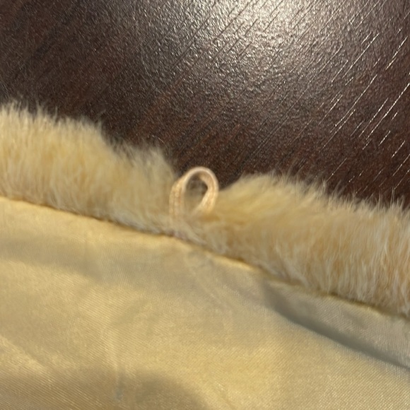 Gold turtleneck with over sweater for fur collar . - Picture 5 of 7